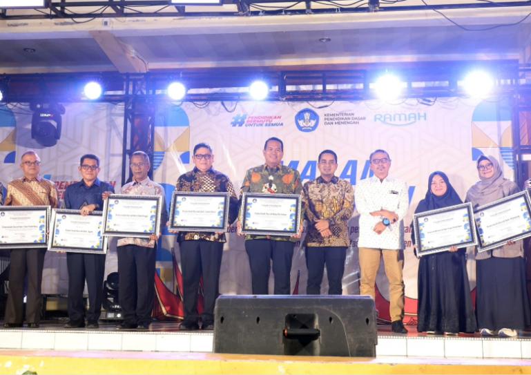 Wali Kota Pariaman, Yota Balad saat menerima penghargaan dari Kemendikdasmen RI, Jumat malam (21/11/2025). IST