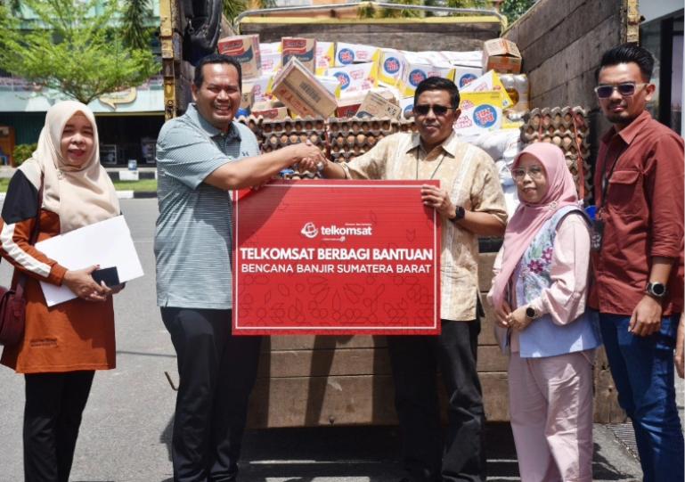 Wako Pariaman Yota Balad terima bantuan dari PT Telkom Indonesia yang diserahkan GM Telkom Witel Sumbar Jambi Muhammad Ihsan, Jumat (5/12/2025). IST