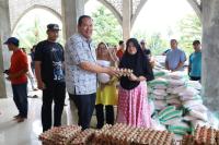 250 KK Korban Banjir di Kota Pariaman Terima Bantuan Paket Sembako dari Pemko Setempat