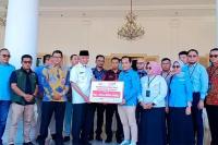 Bank Nagari Bersama FK-IJK Sumbar Salurkan Bantuan Rp244 Juta untuk Korban Bencana Sumbar