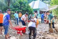 Dipimpin Wako, ASN Pemko Pariaman Goro Bersihkan Rumah Warga