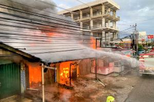 Minggu Pagi, Sembilan Toko dan Satu Rumah Terbakar di Air Tawar
