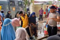 Polda Sumbar Distribusikan Air Bersih ke Wilayah Terdampak Banjir: RAN AWC Turun ke Siteba dan Surau Gadang