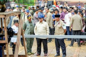 Presiden Prabowo Tinjau Jalan Nasional Putus di Lembah Anai