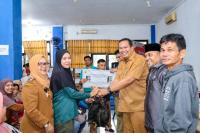 Wako Yota Balad Serahkan Bantuan Ayam Buras KUB