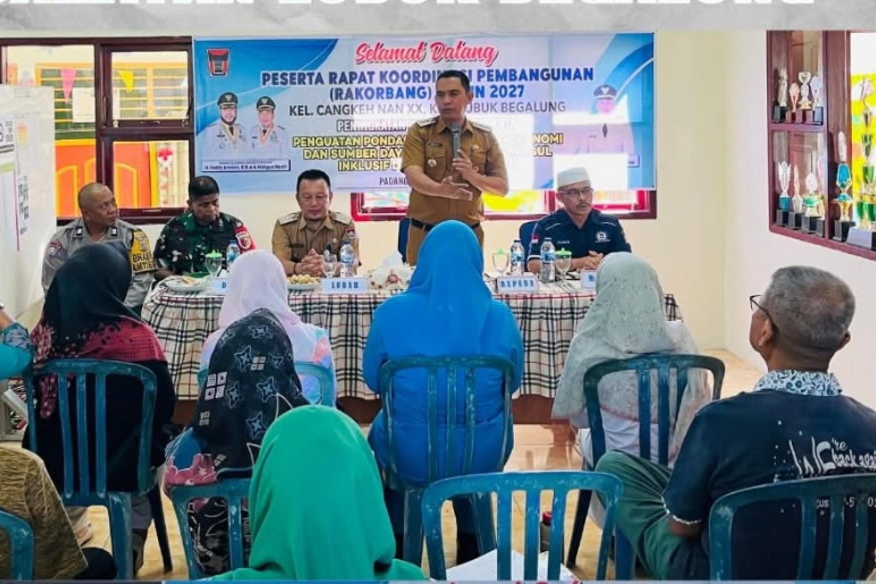 Camat Lubeg, Nofiandi Amir saat membuka Rakorbang Kelurahan tahun 2027 Aula Kantor Lurah Cangkeh Nan XX, Selasa (13/1/2026) kemarin. IST