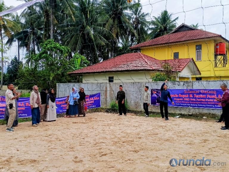 Anggota DPRD Kota Padang dari Fraksi NasDem, M Fautiaz Fauzi didampingi tokoh masyarakat Koto Tangah Fauzi Bahar Datuak Sati, dan Lurah Batang Kabung Ganting, Okimi Oktobery, lakukan servis pertama tanda peresmian lapangan voli di Kelurahan Batang Kabung, Kamis (8/1/2026). (dok : arunala.com)