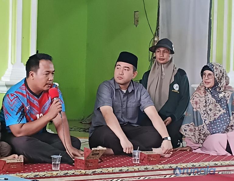 Anggota Komisi IV DPRD Kota Padang, Fautiaz Fauzi saat menampung aspirasi masyarakat RT 01 Kelurahan Bungo Padang di Musala Al Muhajirin, Minggu siang (25/1/2026). (dok : arunala.com)
