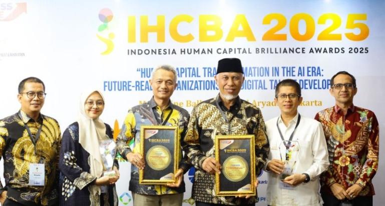 Bank Nagari menyabet penghargaan The Most Brilliant Human Capital Digitalization of The Year 2025-Regional Champion dengan prediket Diamond dan The Most Brilliant Chief Human Capital Officer of The Year-Regional Champion yang diteriama Direktur Operasional Bank Nagari, Zilfa Efrizon. Gubernur Sumbar Mahyeldi Ansharullah juga menerima penghargaan di ajang tersebut. IST