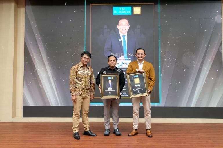 Direktur Utama Bank Nagari, Gusti Candra menerima dua penghargaan saat 6th Anniversary Indonesia 20 Top Syariah Awards 2026 dan 6th Anniversary 20 Best CEO Syariah Awards 2026 di Jakarta, Kamis (22/1/2026). IST