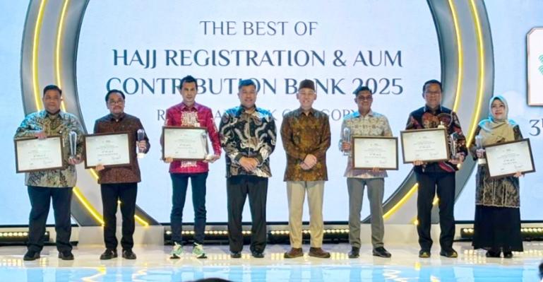 Direktur Kredit dan Syariah Bank Nagari, Hafid Dauli saat menerima penghargaan dalam rangkaian acara Annual Meeting & Hajj Banking Award BPKH 2025. IST