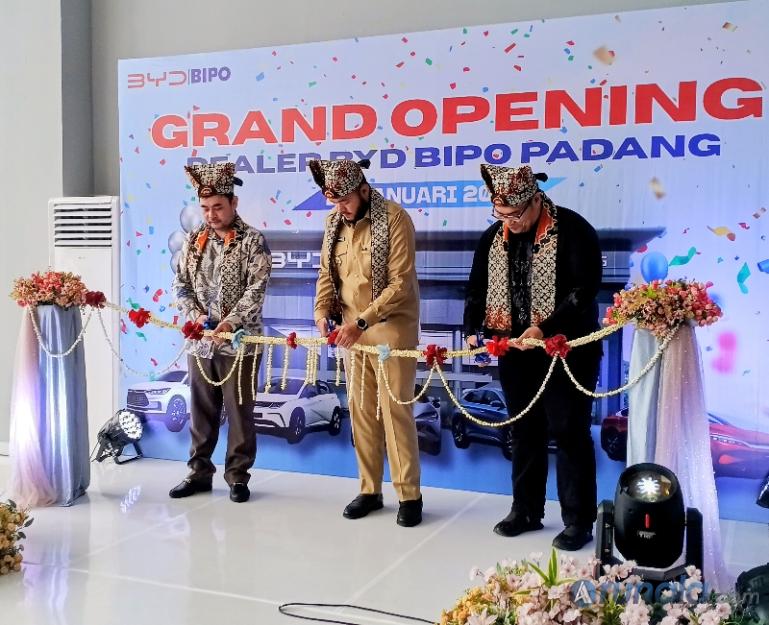 Wali Kota Padang, Fadly Amran bersama pimpinan BYD Bipo Padang, Hadi Cahyadi dan pihak BYD Indonesia gunting pita peresmian dealer BYD yang baru di Kota Padang, Selasa (27/1/2026). (dok : arunala.com)