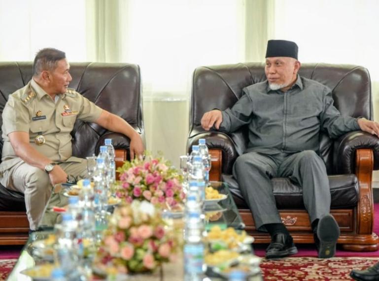 Gubernur Sumbar, Mahyledi Ansyarullah bersama Wali Kota Bukittinggi, Ramlan Nurmatias kemarin. IST