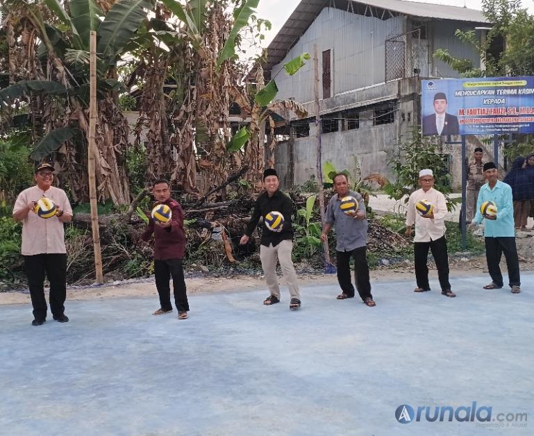Anggota DPRD Kota Padang, Fautiaz Fauzi bersama Lurah Dadok Tunggul Hitam, Buderi Himra, Ketua RW 05, Syofyan lakukan servis pertama saat resmikan lapang voli baru di tempat tersebut, Jumat sore (23/1/2026). (dok : arunala.com)