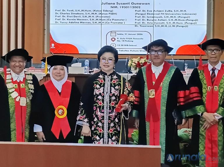 Dr dr Juliana SH MH bersama tim penguji dan promotor sesusai sidang terbuka program studi Doktor Hukum, Fakultas Hukum Universitas Andalas (Unand), Sabtu (31/1/2026). (dok : arunala.com)