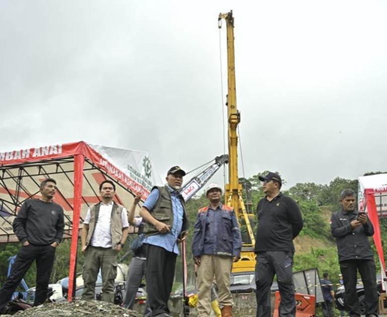 Gubernur Mahyeldi saat meninjau pengerjaan perbaikan jembatan kembar di Kota Padangpanjang tepat ini masih di kawasan Lembah Anai, Sabtu (17/1/2026). IST