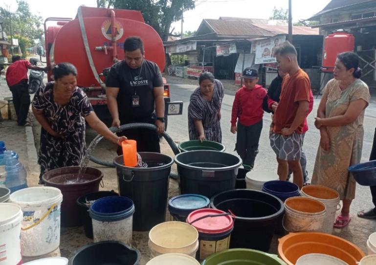 Tim gabung distribusikan air bersih kepada masyarakat di salah satu kecamatan yang alami kekeringan di Kota Padang, Kamis (29/1/2026). IST