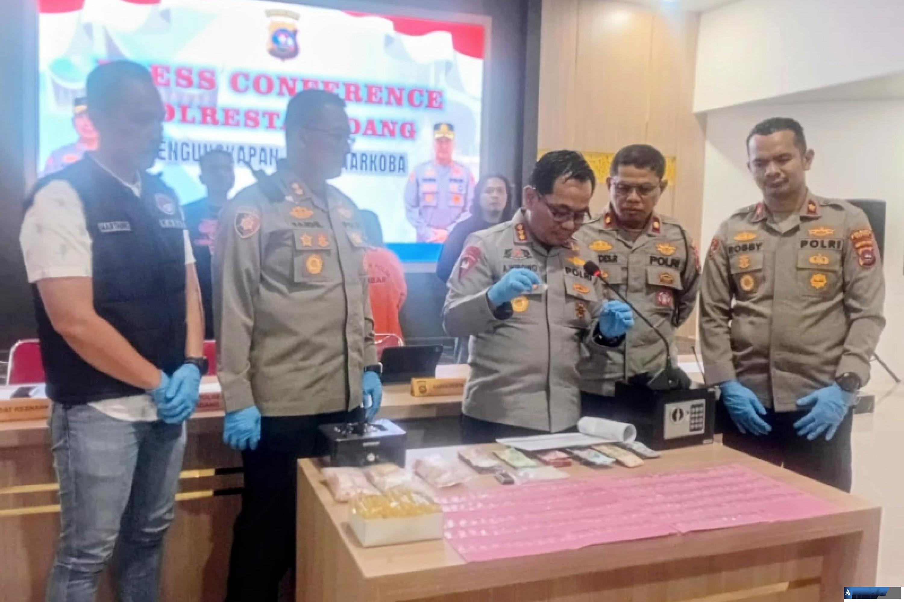 Kapolres Padang, Kombes Pol Apri Wibowo berikan keterangan pada media atas penangkapan pelaku sabu di Pasar Gaung, Jumat (9/1/2026). (dok : arunala.com)