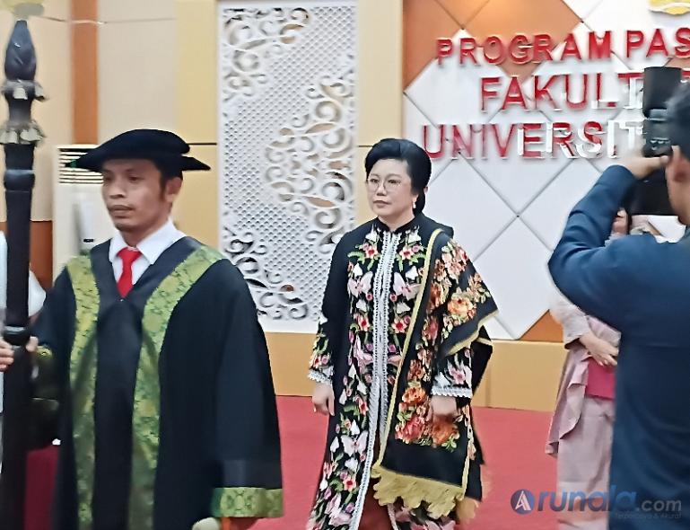 dr Juliana Susanti Gunawan SH MH saat akan memasuki ruang ujian terbuka Doktor ilmu Hukum Unand, di aula aula FHUA Pancasila, Padang, Sabtu (31/1/2026). (dok : arunala.com)