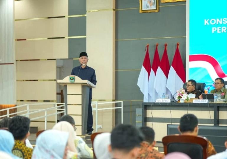 Gubernur Sumbar, Mahyeldi Ansharullah berikan sambutan saat membuka Konsultasi Publik Penyusunan Rencana Induk Percepatan Rehabilitasi dan Rekonstruksi Pascabencana (Renduk PRRP) di Auditorium Gubernuran, Kamis (29/1/2026). IST