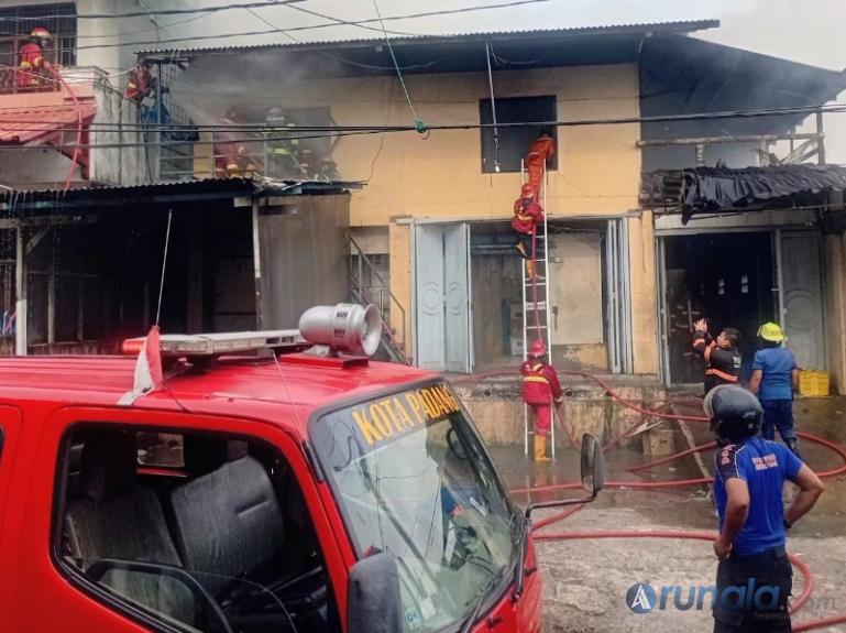 Petugas Damkar Kota Padang lakukan pemadaman pada gudang pemyimpanan ikan yang terbakar di Kelurahan Belakang Tangsi, Padang Senin sore (19/1/2026). (dok : arunala.com).