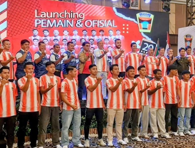 Wali Kota Padang, Fadly Amran bersama tim PSP yang akan bertanding di kompetisi Liga 4 PSSI, Selasa malam (20/1/2026). IST