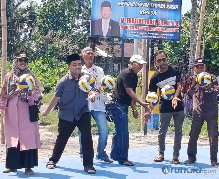 Anggota DPRD Kota Padang, Fautiaz Fauzi bersama Lurah Bungo Pasang dan tokoh masyarakat setempat lakukan servis pertama saat resmikan lapang voli baru di tempat tersebut, Minggu siang (25/1/2026). (dok : arunala.com)