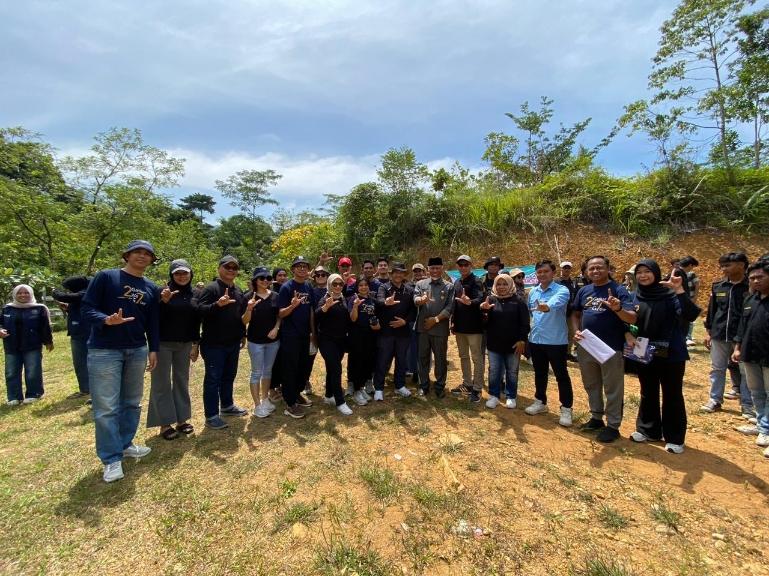 Gubernur Sumbar Mahyeldi Ansharullah bersama tim Hotel Santika Premiere Padang dan Hotel Amaris Padang saat Gerakan Sejuta Pohon Sumatera Barat, Kamis (22/1/2026). IST