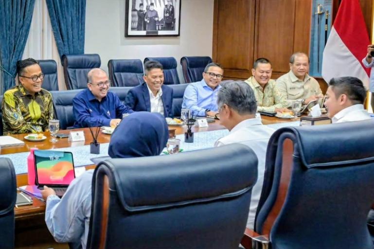 Seskab Teddy Indra Wijaya menerima Menteri PU Dody Hanggodo, Menteri Perumahan dan Kawasan Permukiman Maruarar Sirait, Kepala BP BUMN Dony Oskaria dan lainnya di kantornya, Rabu (7/1/2026). IST