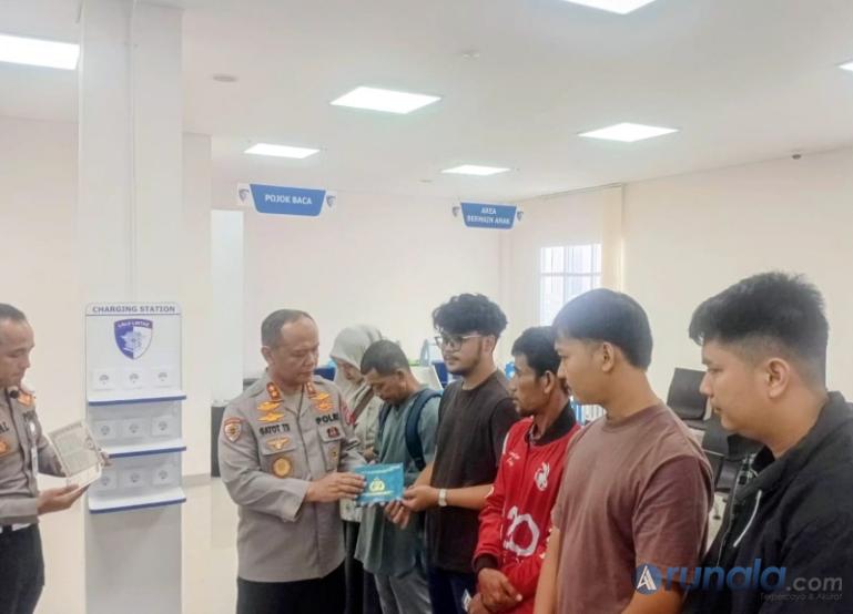 Kapolda Sumbar, Irjen Pol Gatot Tri Suryanta, serahkan duplikat BPKB pada warga terkena bencana setelah meresmikan gedung baru pelayanan BPKB di kawasan GOR H Agus Salim, Padang, Rabu (28/1/2026). (dok : arunala.com)