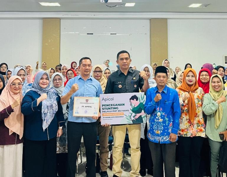 Camat Lubeg, Andi Amir serahkan penghargaan kepada  Manajer PT Padang Raya Cakrawala (Apical Group), Dodi Saputra disaksikan sejumlah kader Posyandu di kecamatan itu, Kamis (29/1/2026). IST