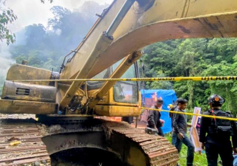 Satu unit alat berat di beri police line oleh tim terpad saat lakukan penertiban PETI di di kawasan Muaro Tambangan, Kecamatan Duo Koto, pada Kamis (15/1/2026). IST
