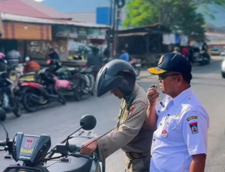 Kasi Trantib Kecamatan Lubeg, Nofinadi berikan arahan kepada para pedagang agar tidak jualan di badan jalan saat lakukan patroli penertiban di salah satu pasar tumpah di Lubeg, Rabu (21/1/2026). IST