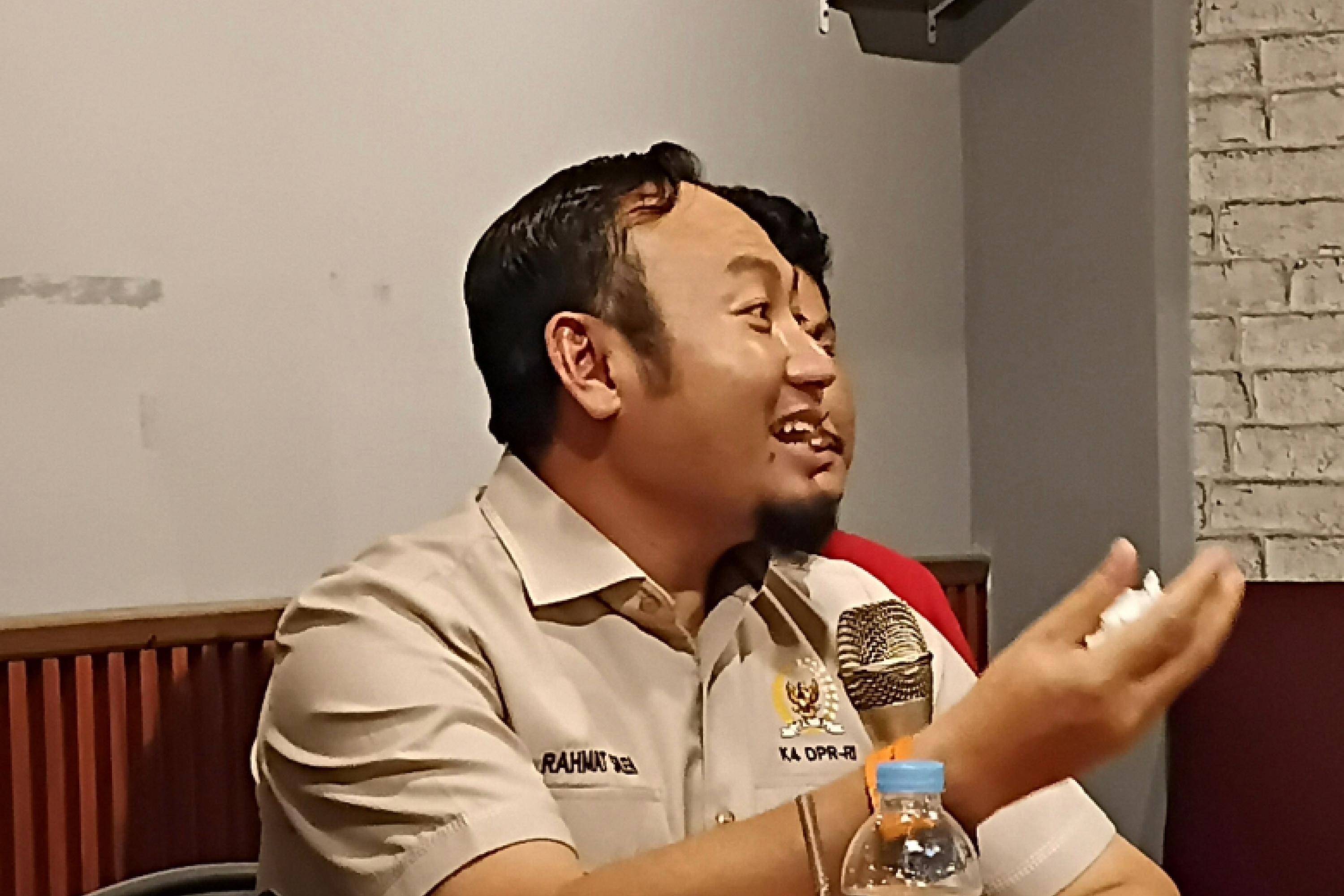 Anggota Komisi IV DPR RI, Rahmat Saleh saat pertemuan dengan awak media di Padang, Jumat malam (16/1/2026). (dok : arunala.com)