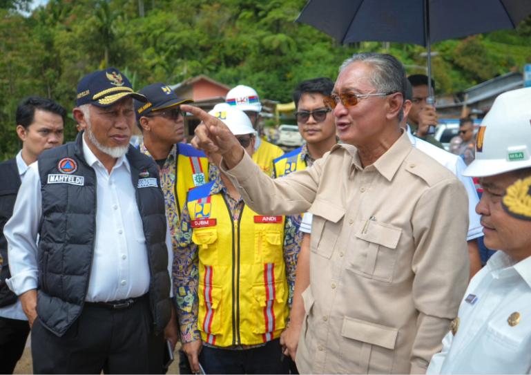 Gubernur Sumbar, Mahyeldi mendampingi Menteri PU, Dody Hanggodo saat meninjau lokasi perbaikan jalan Lembah Anai, Rabu (28/1/2026). IST