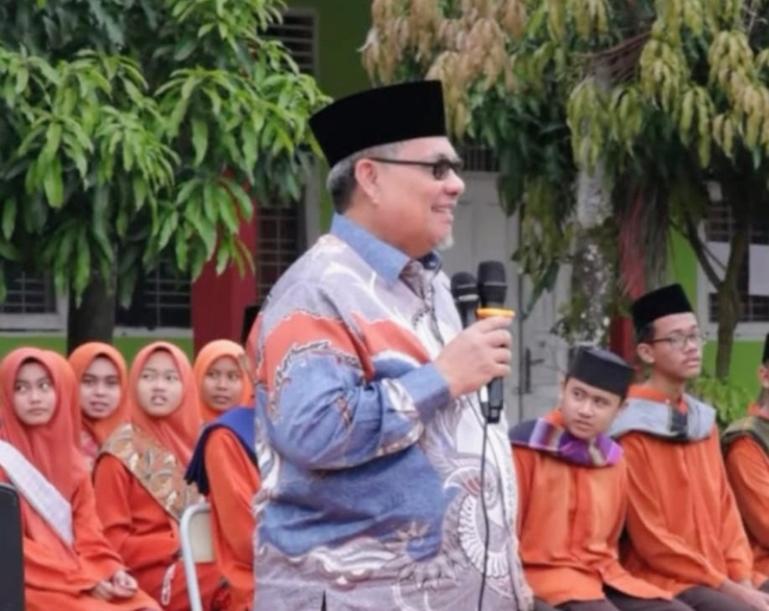 Ketua DPRD Sumbar, Muhidi saat memotivasi siswa di salah satu SMA di Kota Padang belum lama ini. IST