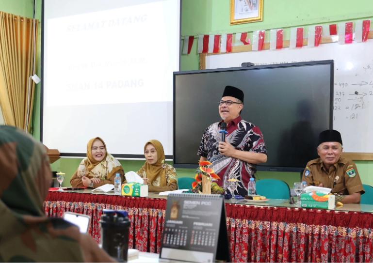 Ketua DPRD Sumbar Muhidi paparkan pentingnya tumbuhkan budaya literasi di SMA Negeri 14 Padang, Senin siang (12/1/2026). IST