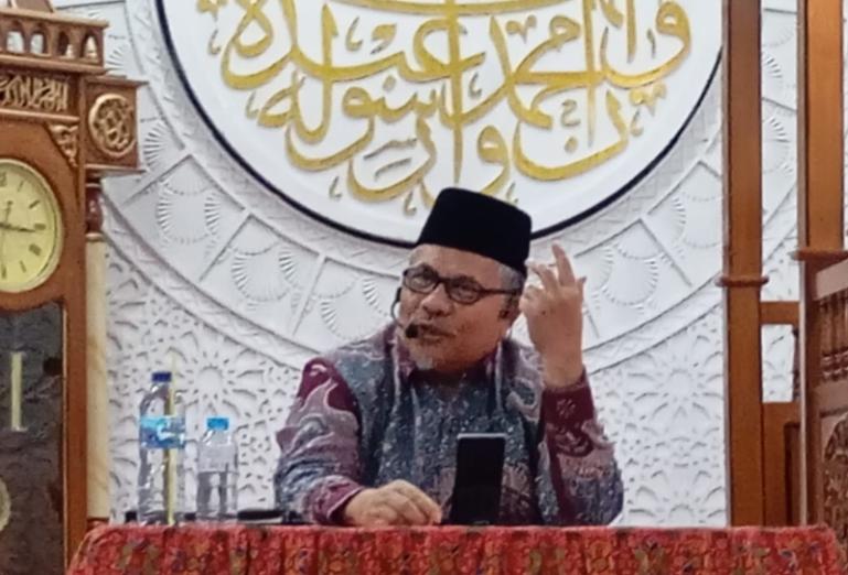 Ketua DPRD Sumbar Muhidi saat berikan tausiah seusai serahkan bantuan untuk Masjid Al Muhajirin Perumahan Nuansa Indah III, Kelurahan Koto Panjang Ikua Koto, Kecamatan Koto Tangah, Padang, Kamis (15/1/2026) malam. IST