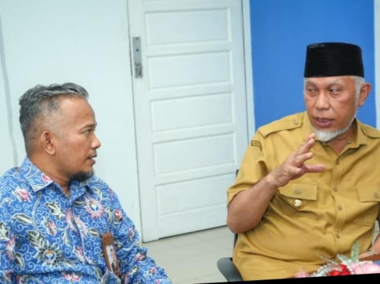 Gubernur Mahyeldi dengan Kepala Perwakilan Ombudsman RI Provinsi Sumbar, Adel Wahidi, Selasa (27/1/2026). IST