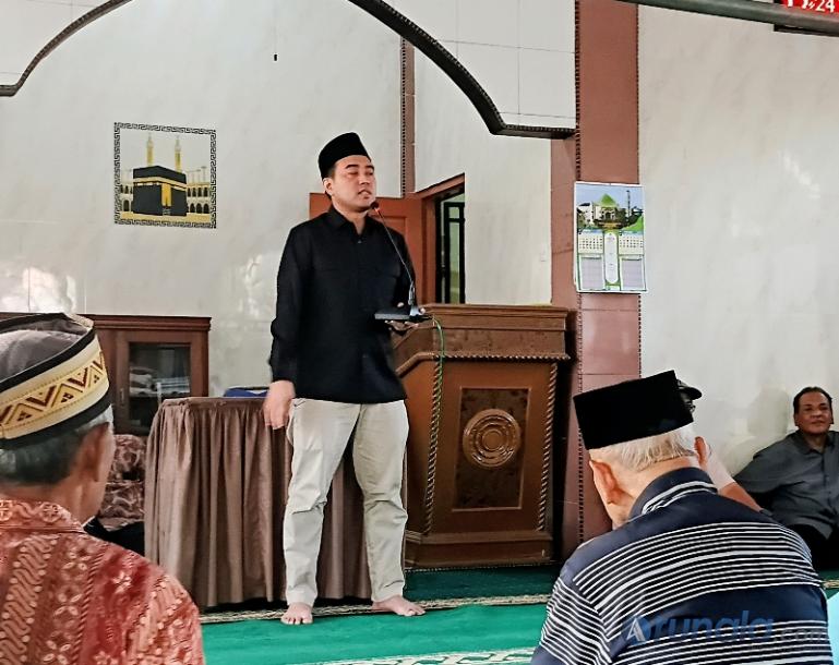 Anggota DPRD Kota Padang dari Fraksi NasDem, Fautiaz Fauzi saat menampung aspirasi masyarakat yang tinggal di RW 05 Dadok Tunggul Hitam, Jumat sore (23/1/2026). (arunala.com)