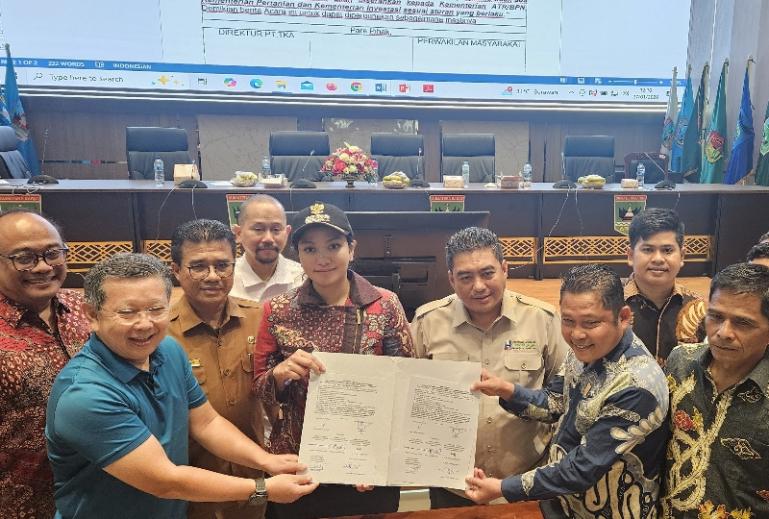 Asisten Ekonomi dan Pembangunan Setprov Sumbar, Adib Alfikri dalam rapat pendampingan dan fasilitasi penyelesaian konflik yang digelar di Aula Kantor Gubernur, Selasa (27/1/2026). IST