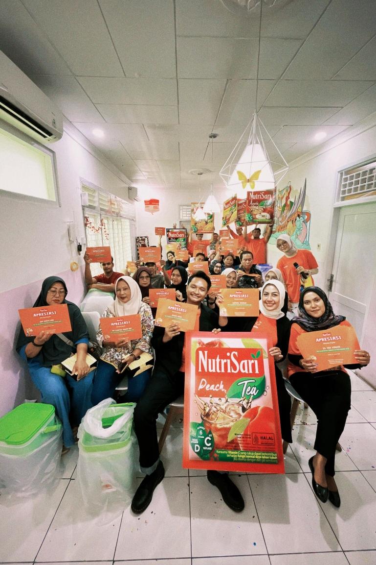 Foto bersama usai sesi talkshow dan apresiasi program tukar sachet NutriSari di Nutrihub Padang, Senin (12/1/2025). IST