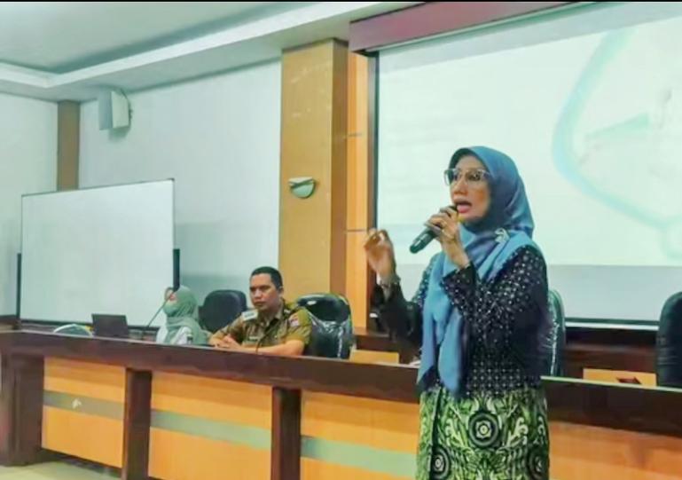 Kepala Bagian Mutu Layanan BPJS Kesehatan Cabang Padang, Sari Rusfa saat berikan paparan kepada kader Posyandu se Kecamatan Lubeg, Selasa (27/1/2026). IST