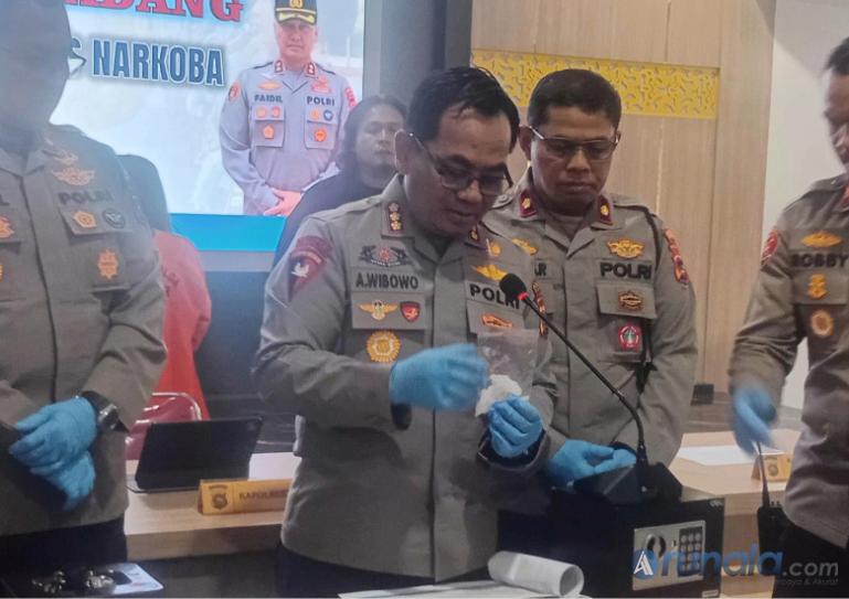 Kapolresta Padang, Kombes Pol Apri Wibowo saat berikan keterangan seputar pengungkapan kasus narkotika selama 2025 di Kota Padang kepada para wartawan, Jumat (9/1/2026). (dok : aruanal.com)