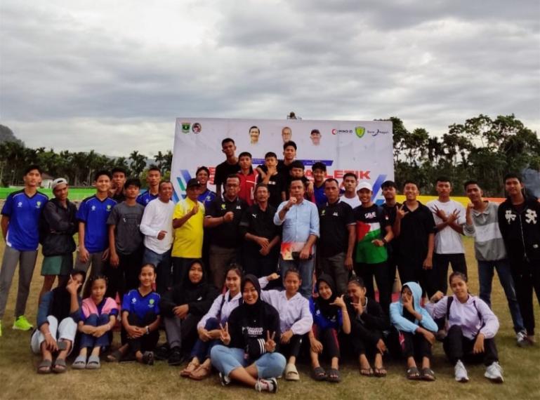 Ketua Pengcab PASI Kota Padang, Irwandi (kemeja putih) bersama para atlet PASI Kota Padang dalam sebuah kejuaraan altetik beberapa waktu lalu. IST