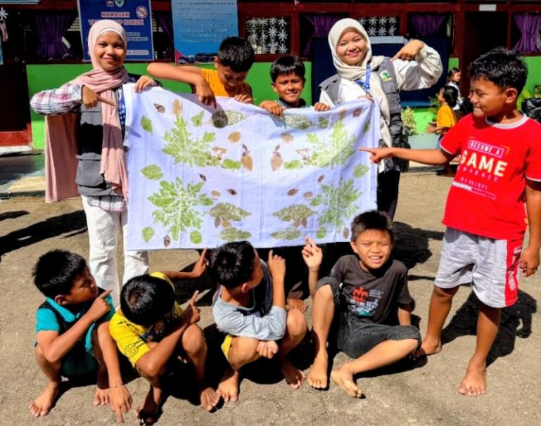 Para anak-anak terlihat ceria atas hasil gambar yang mereka buat saat jalani program trauma healing yang dilalukan mahasiswa KKN Unand di SDN 10 Lambung Bukit, Minggu (18/1/2026). IST