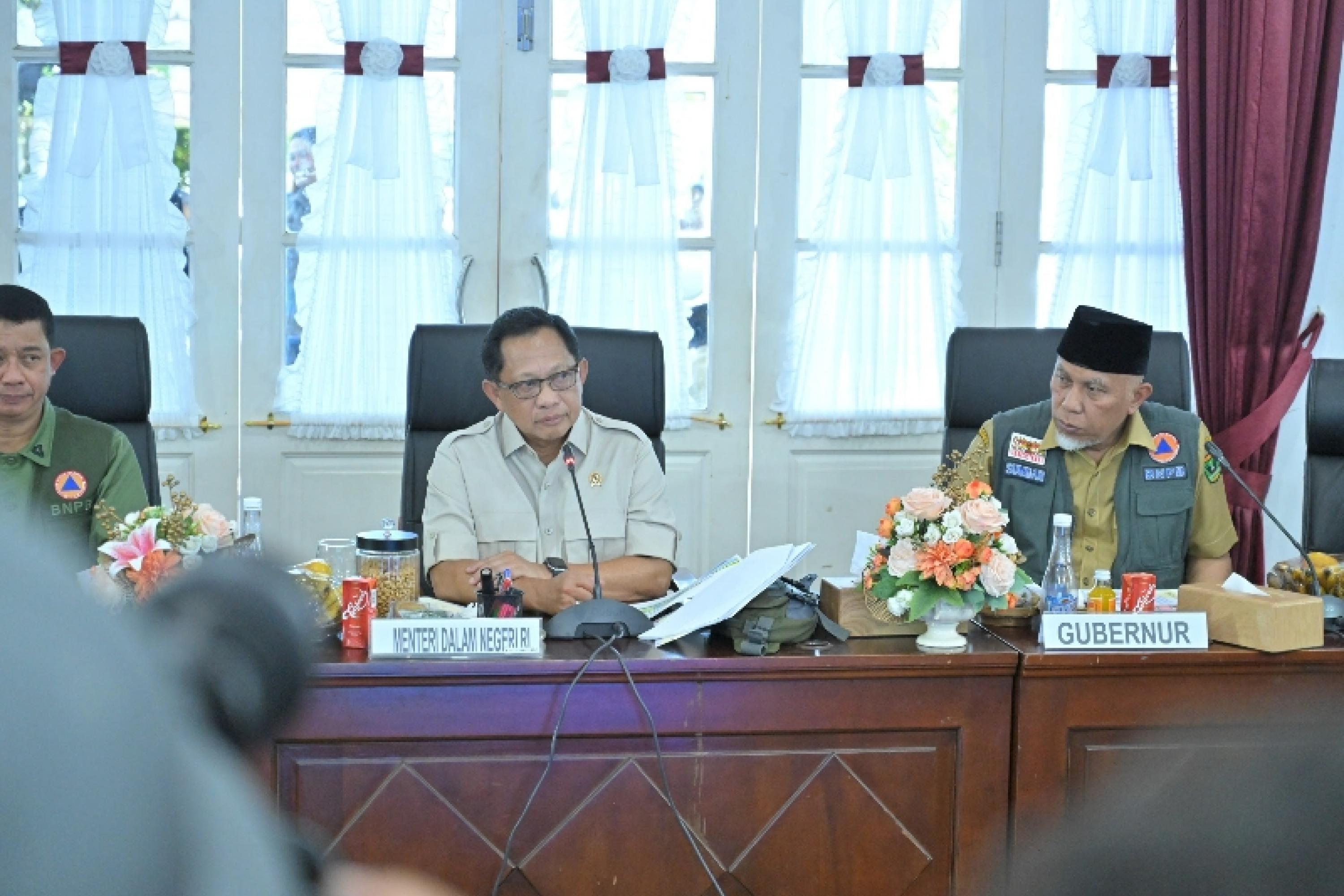 Mendagri Tito Karnavian saat pimpin rakor Percepatan Rehabilitasi dan Rekonstruksi Pascabencana di Sumbar, yang digelar di Auditorium Gubernuran, Selasa (13/1/2026). IST