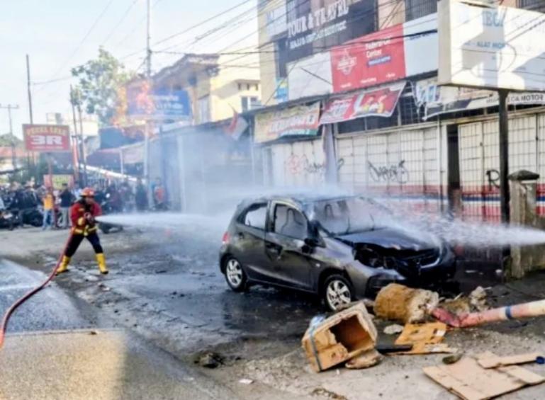 Petugas Damkar Kota Padang memadamkan satu unit city car yang terbakar di Jalan Adinegoro, Lubuk Buaya, Padang, Selasa (20/1/2026). IST
