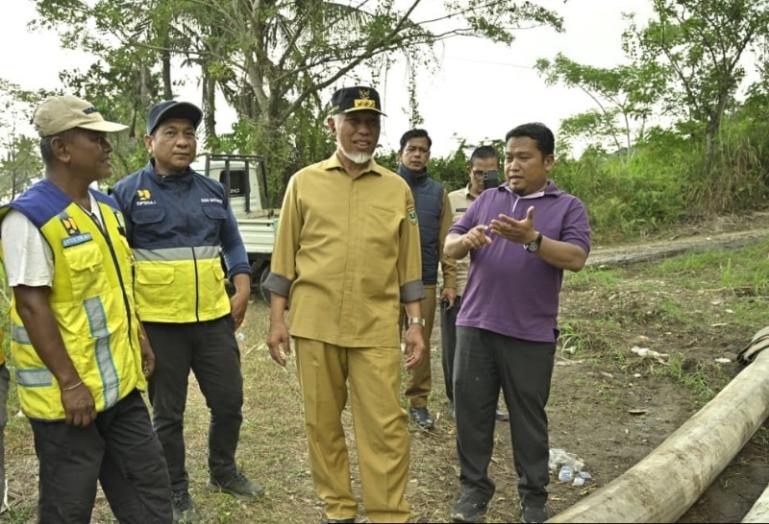 Gubernur Mahyeldi meninjau meninjau pembenahan aliran sungai dan pasokan air bersih di kawasan Gunung Nago, Lambuang Bukik, Kecamatan Pauh, Kota Padang, Senin (26/1/2026). IST