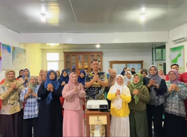 Camat Lubeg, Nofiandi Amir bersama dokter muda dan para kaum ibu sesuai peluncuran inovasi MAMA ASHIAP di Puskesmas Parak Laweh Nan XX, Lubeg. IST